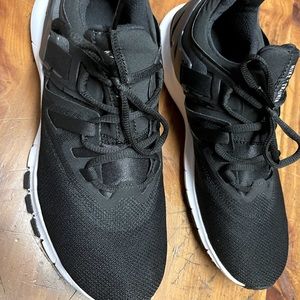 NIKE MENS 9.5 CROSS TRAINING SNEAKERS. BLACK AND WHITE. WORN ONE TIME FOR A WALK